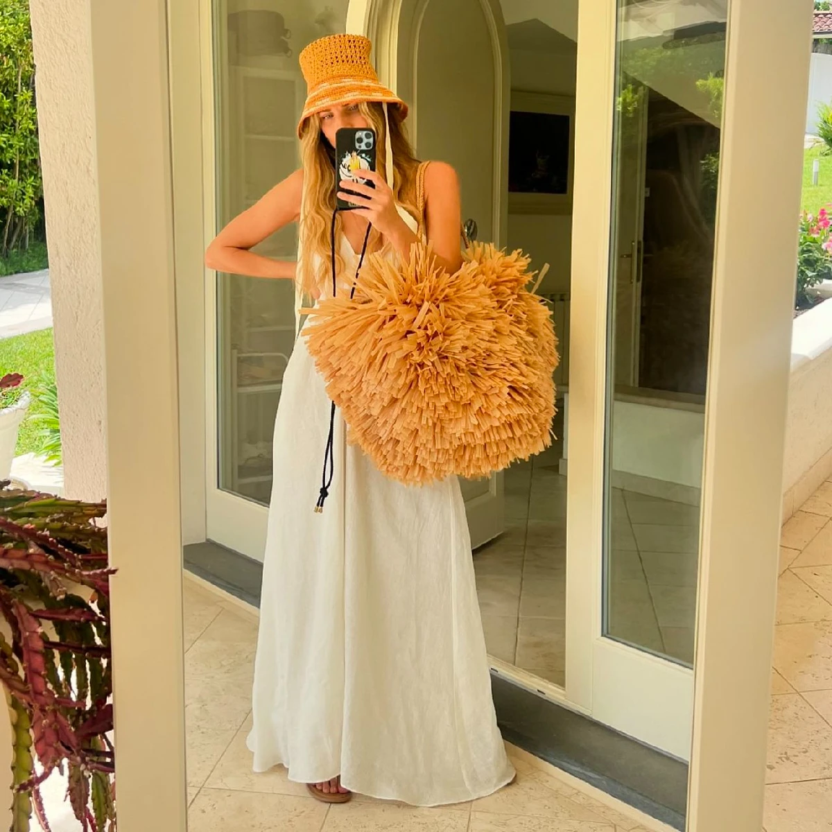 Катя а сукні з великою торбинкою