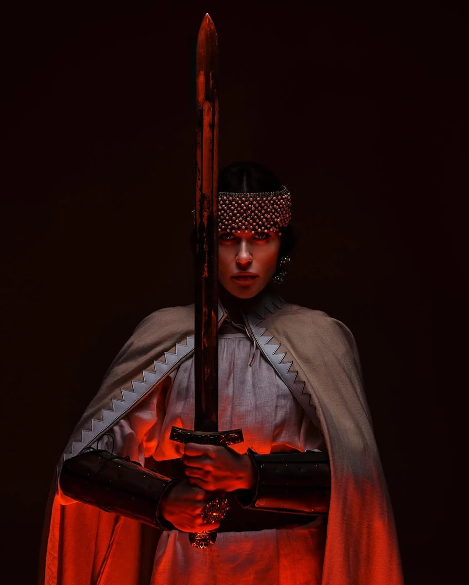 Наталка Денисенко сфотографувалась з мечем у руках