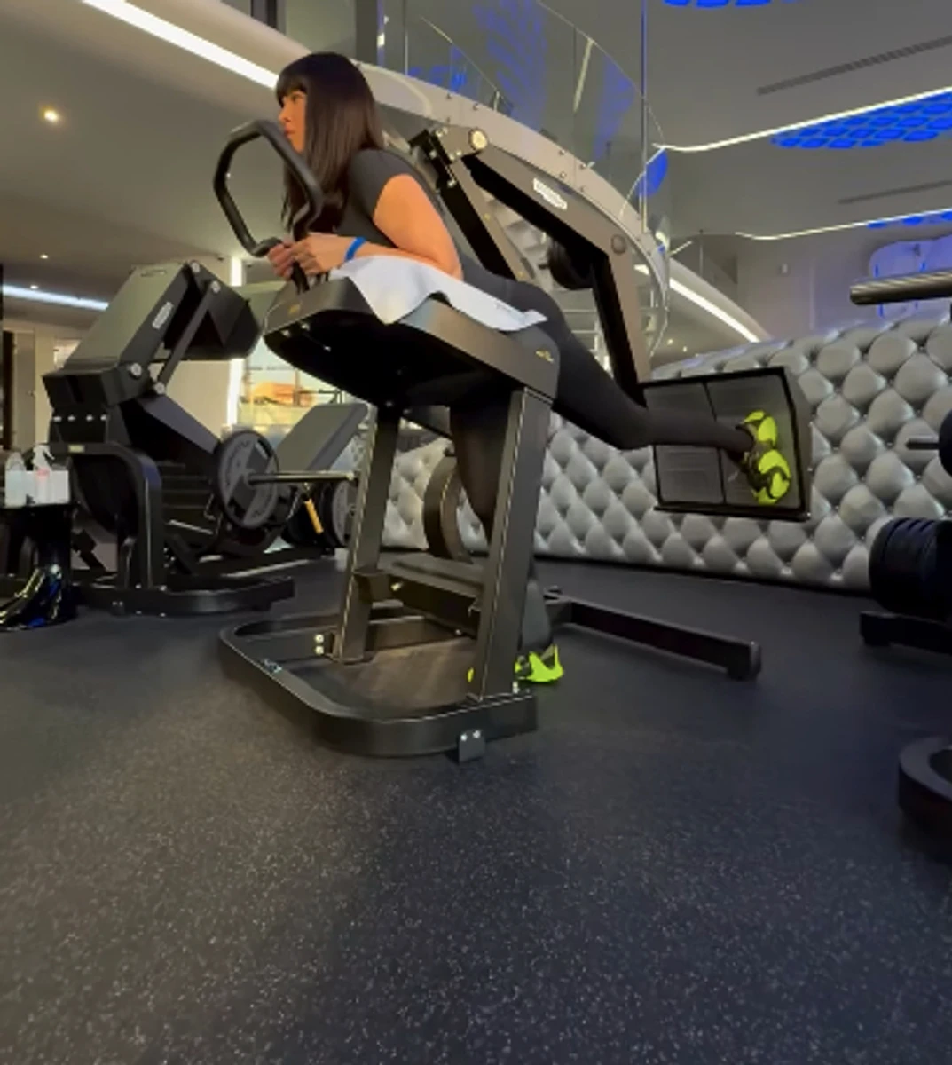 Даша Астаф'єва покачала тіло на тренажері