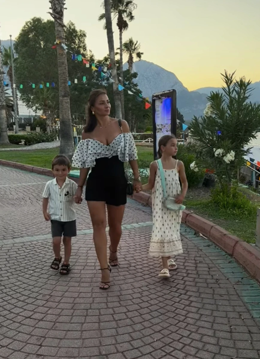 Ілона Гвоздьова у шортах показалася з дітьми в Туреччині