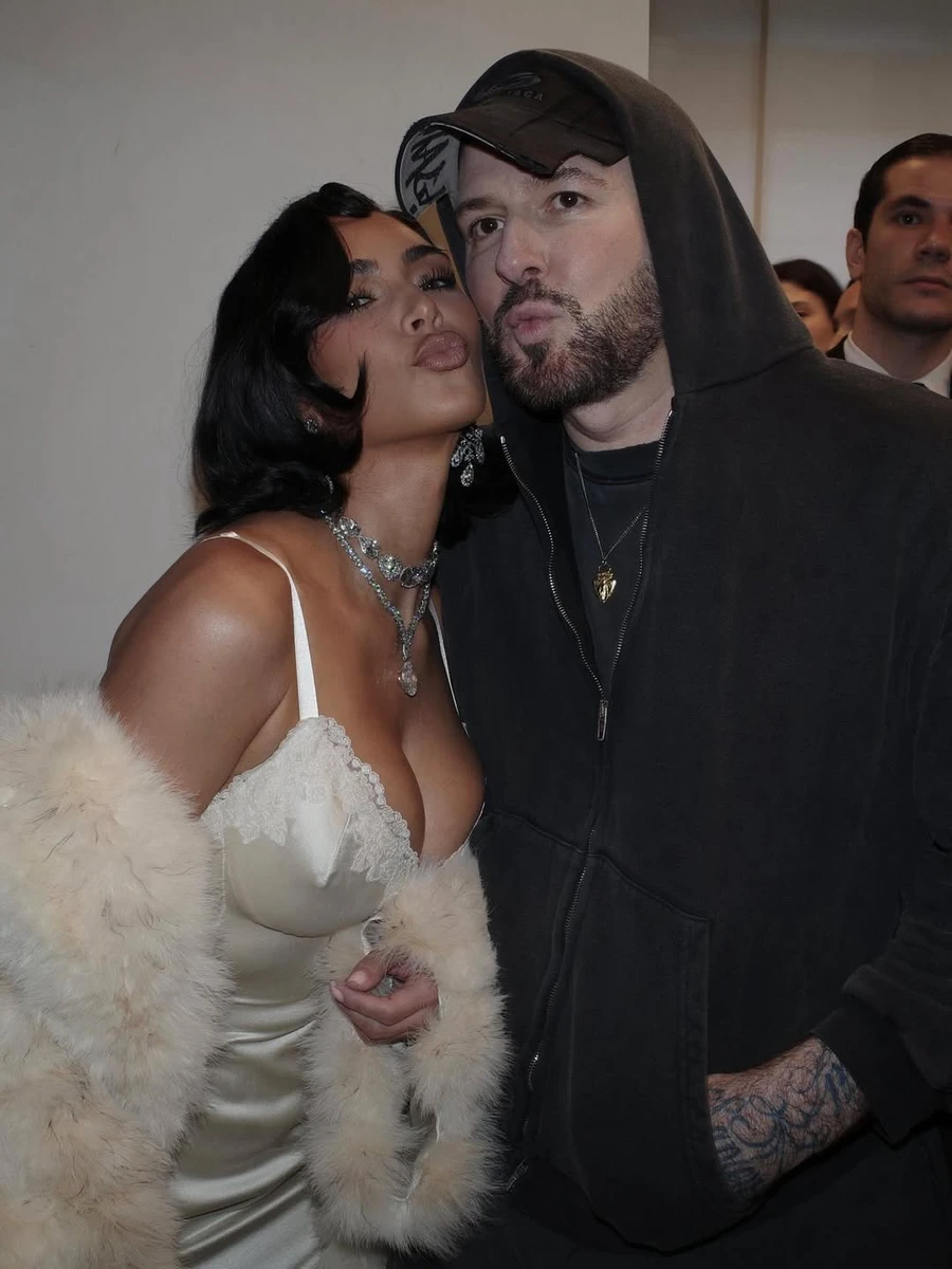 Кім Кардашян посвітила пишним бюстом на модному показі