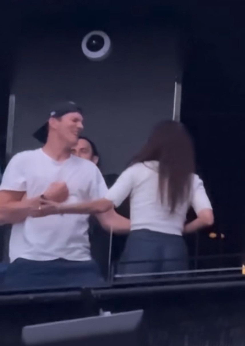 Міла Куніс та Ештон Кутчер показали свою романтику на концерті гурту