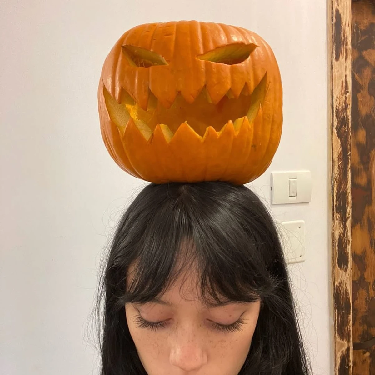 Дженна Ортега з гарбузом