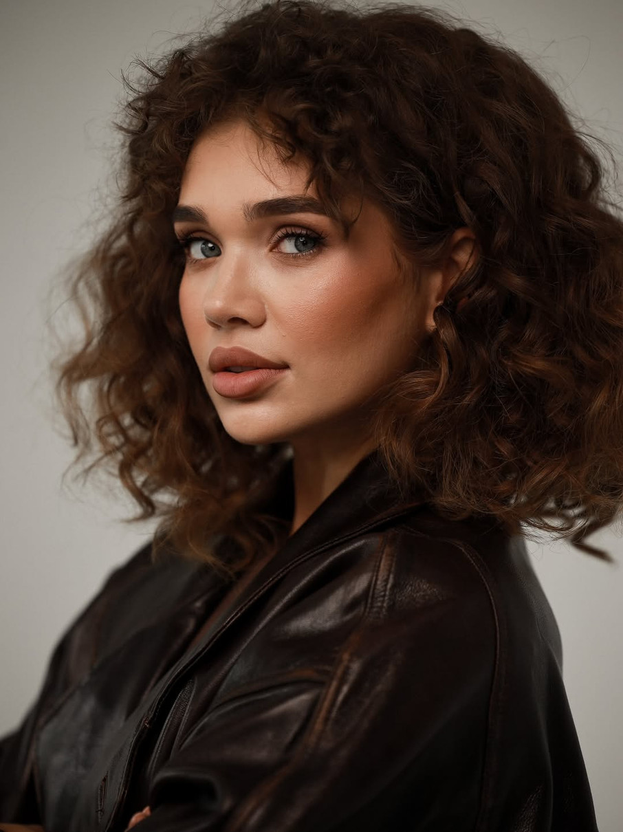 Саша Бо наробила стильних фото у шкірянці та з кучерями