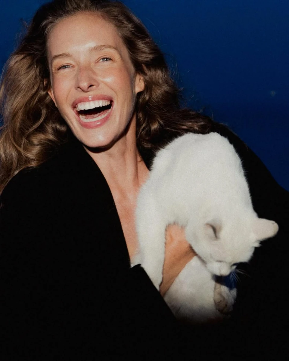 Катерина Осадча з котиком на руках знялася на пляжі