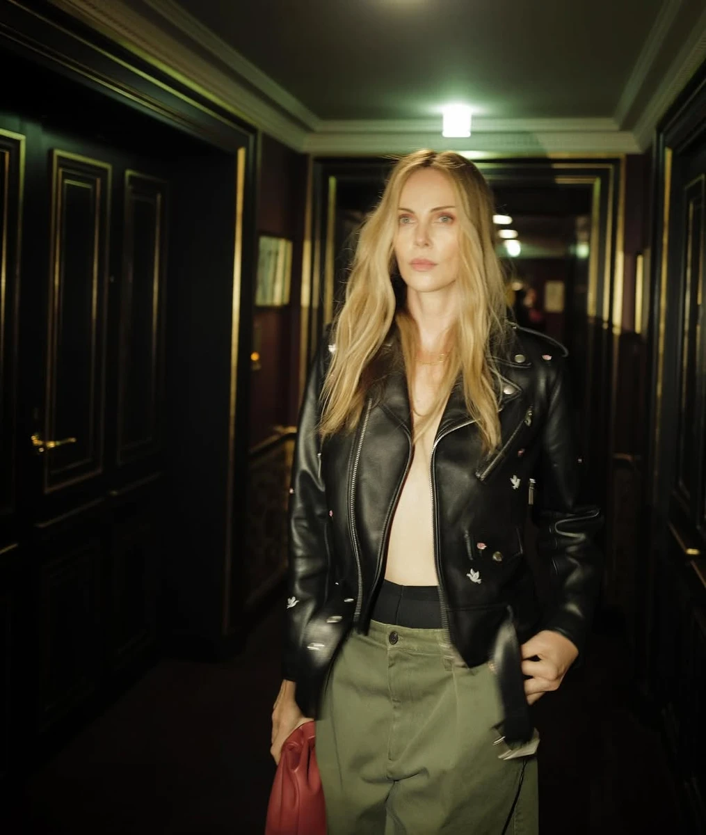 Шарліз Терон похвалилася бюстом на модному івенті