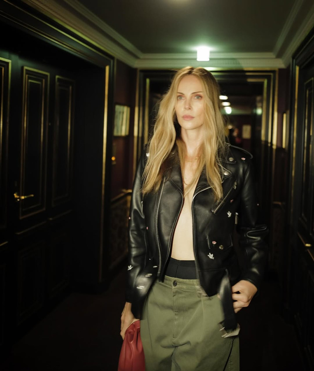 Шарліз Терон похвалилася бюстом на модному івенті