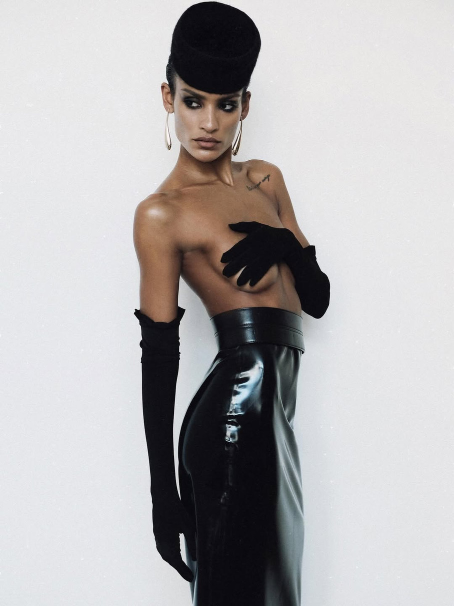 Кохана Касселя топлес прикрила голі груди для фото