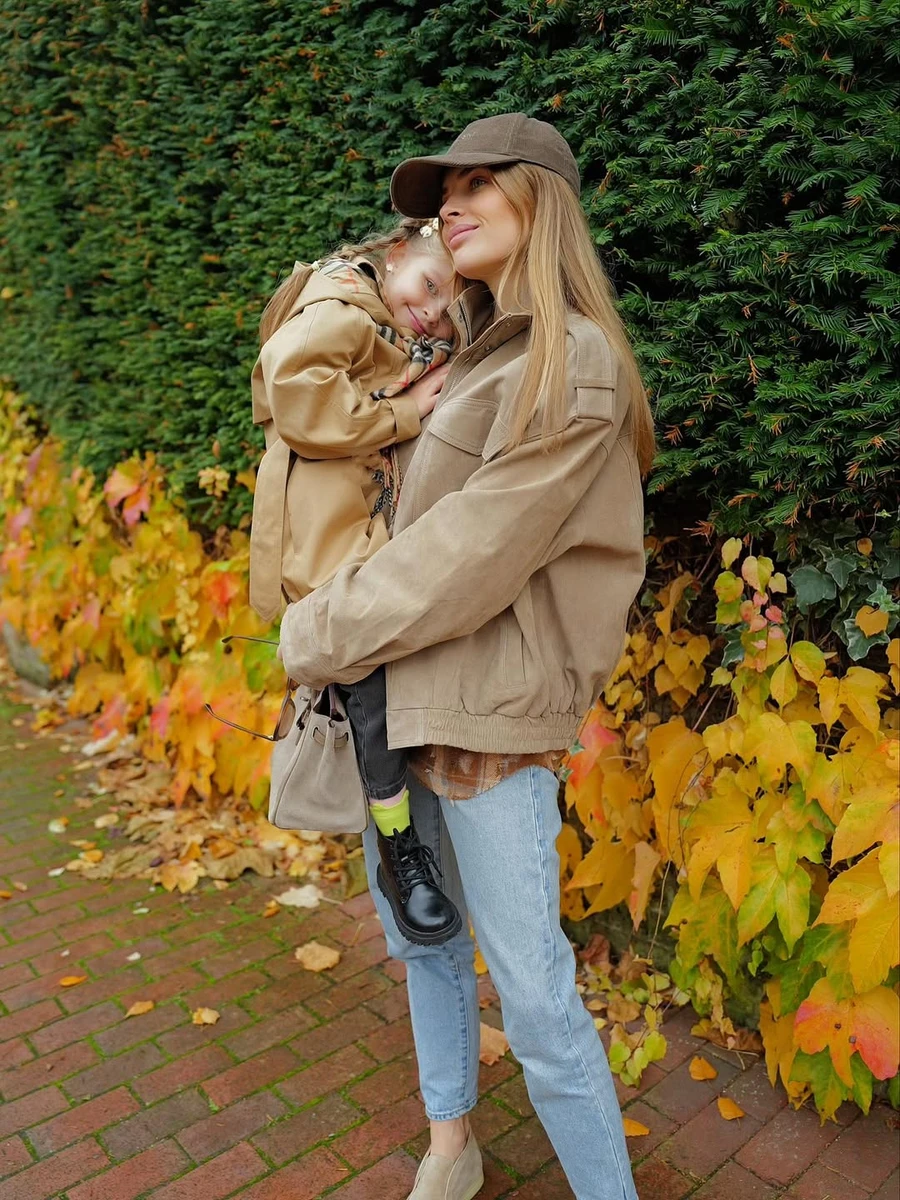 Влада Зінченко з дочкою на руках