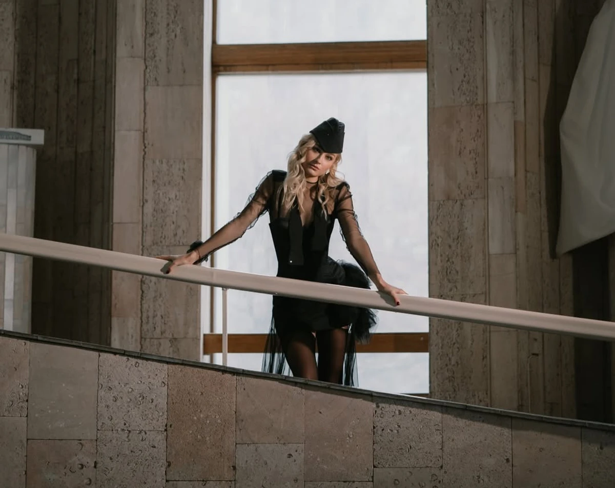 Анастасія Цимбалару блиснула струнким тілом в бібліотеці