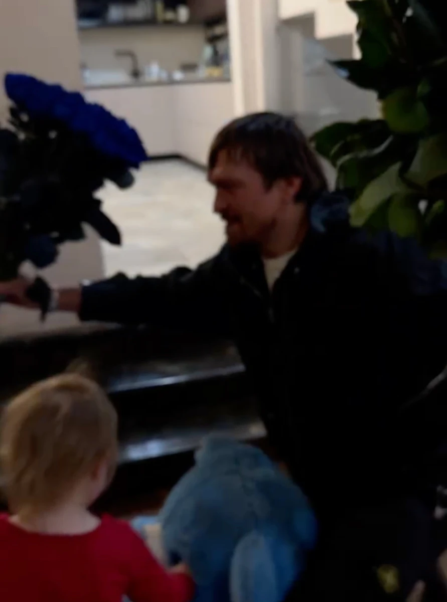 Олександр Усик зробив милий подарунок дружині й дочкам