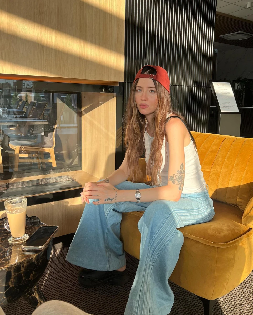 В гардеробі Дорофєєвої присутні яскраві кепки