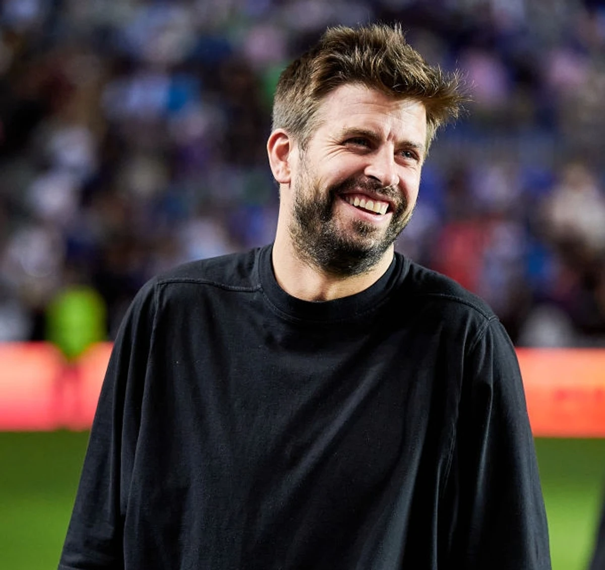 Піке прямував до шанувальника, щоби підписати тому футболку, і одночасно слухав повідомлення на телефоні... результат логічний