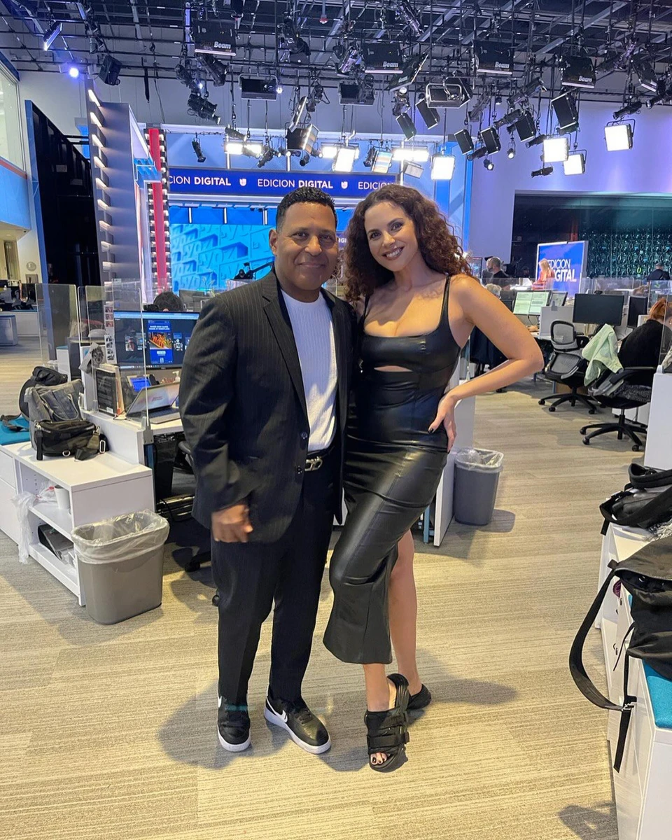 Настя не стала заморочуватись і вигуляла на телебаченні одну й ту саму сукню в різних кольорах