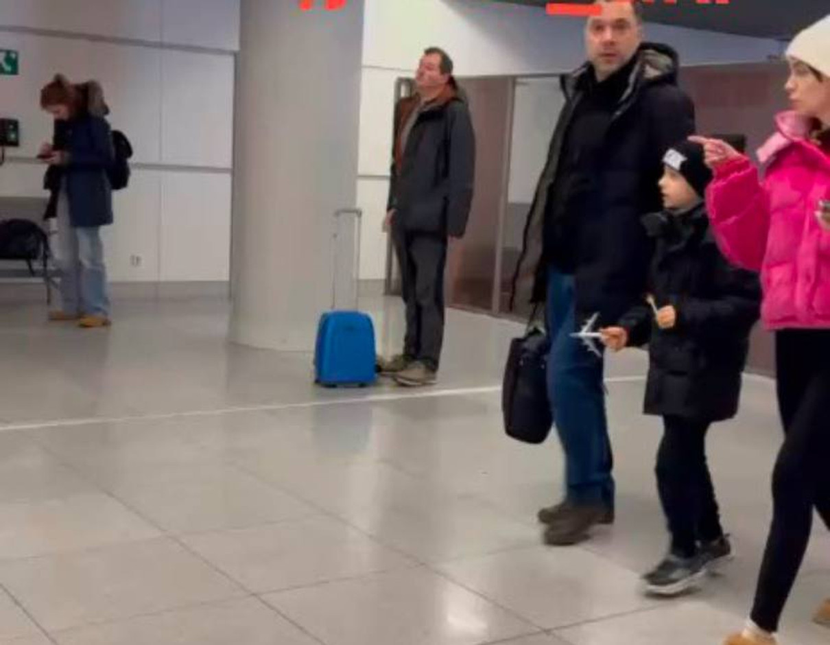 Арестович зі своєю сім'єю в аеропорту