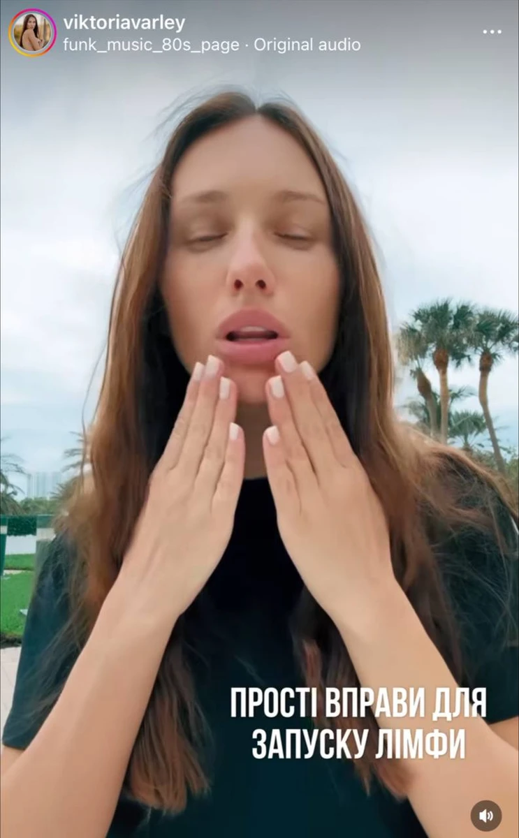 Поплескайте себе по обличчю. Починаючи від підборіддя до мочки вуха, від куточків губ до середини вуха, від носа до початку вуха, від внутрішніх куточків очей до зовнішніх, від центру чола до скроні. Сила ударів середня, - порадила акторка для третьої вправи