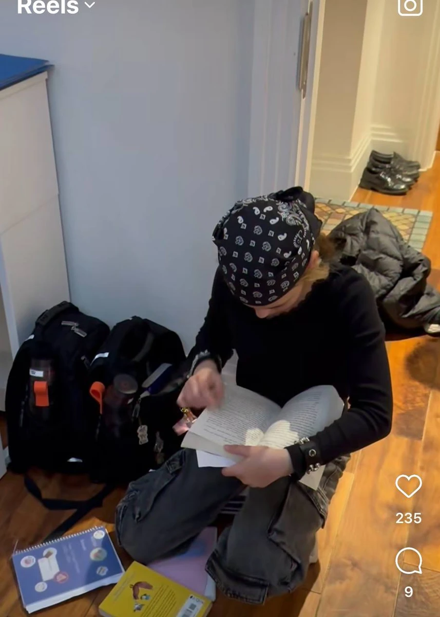 Рокерки ще й встигають вчитися в перервах між концертами...