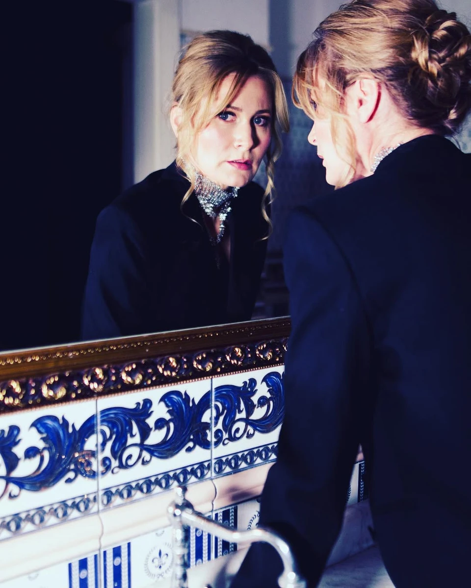 Акторка Віра Кобзар