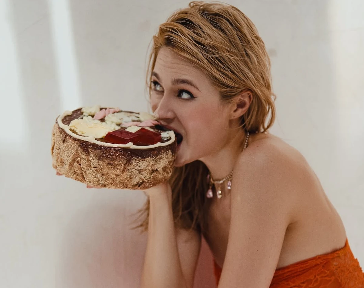 Настя Цимбалару позує для фото