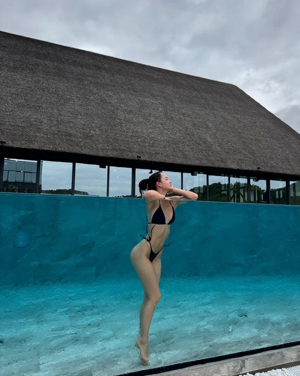 Таня Парфільєва у бікіні повигиналася в басейні
