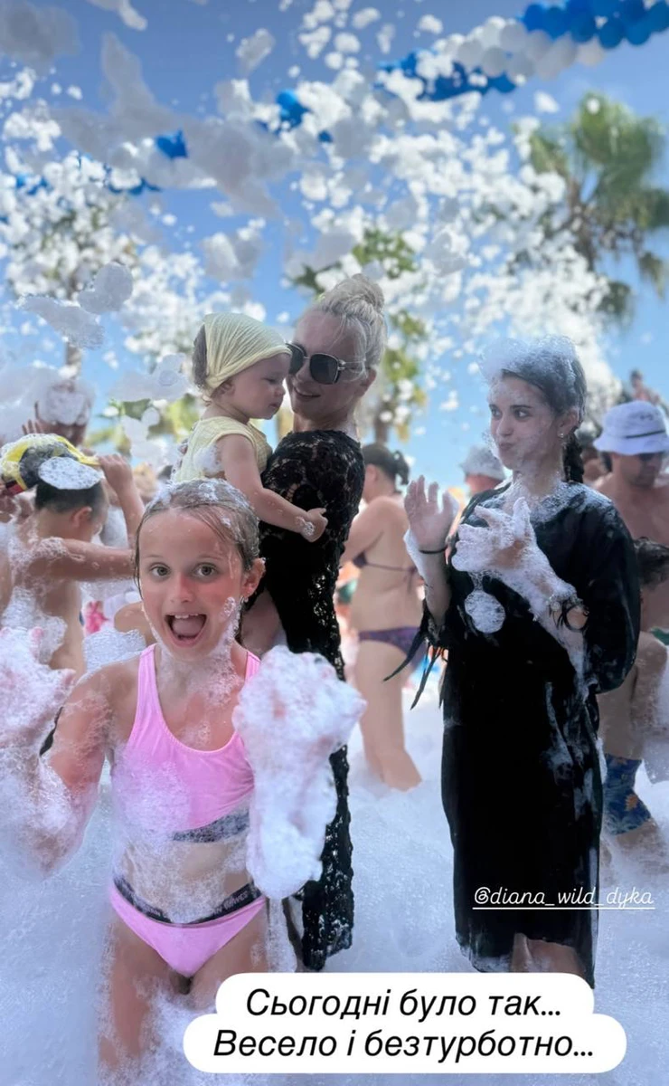 Діти Ребрик на вечірці