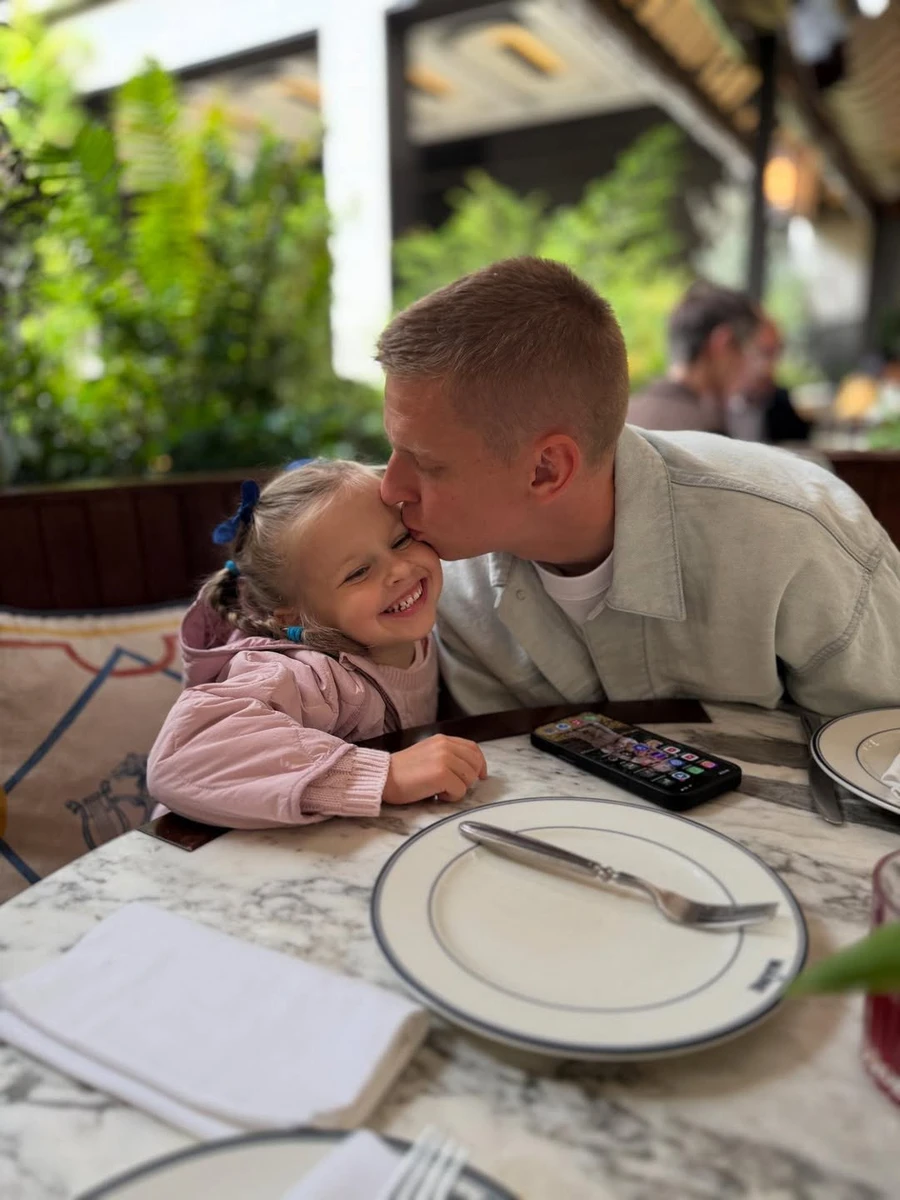 Олександр Зінченко замилував обіймами зі старшою дочкою