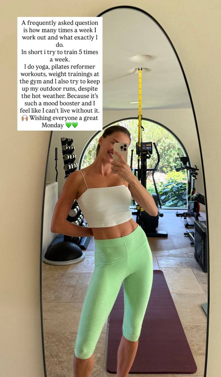 Андрес у лосинах і топі