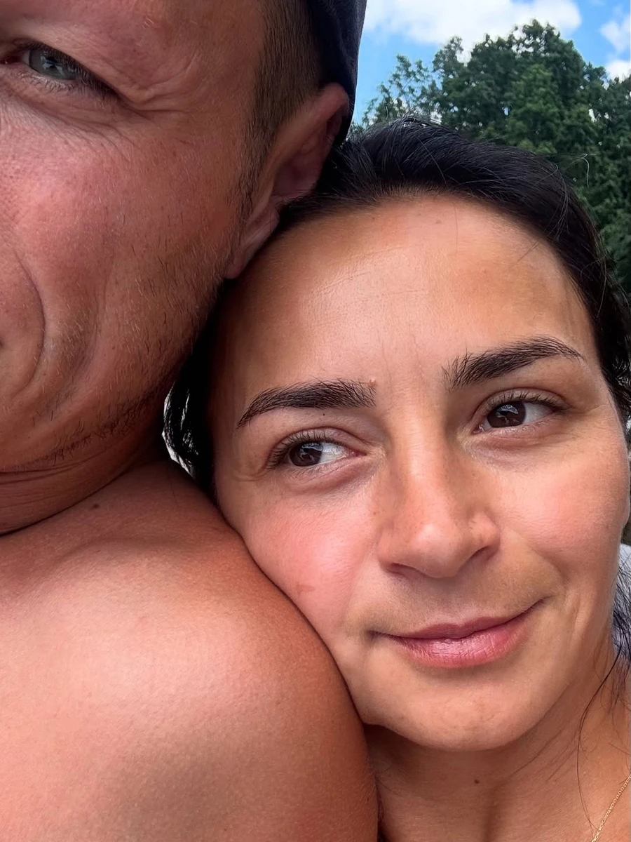 Ілона Гвоздьова наробила милих фото з чоловіком біля озера