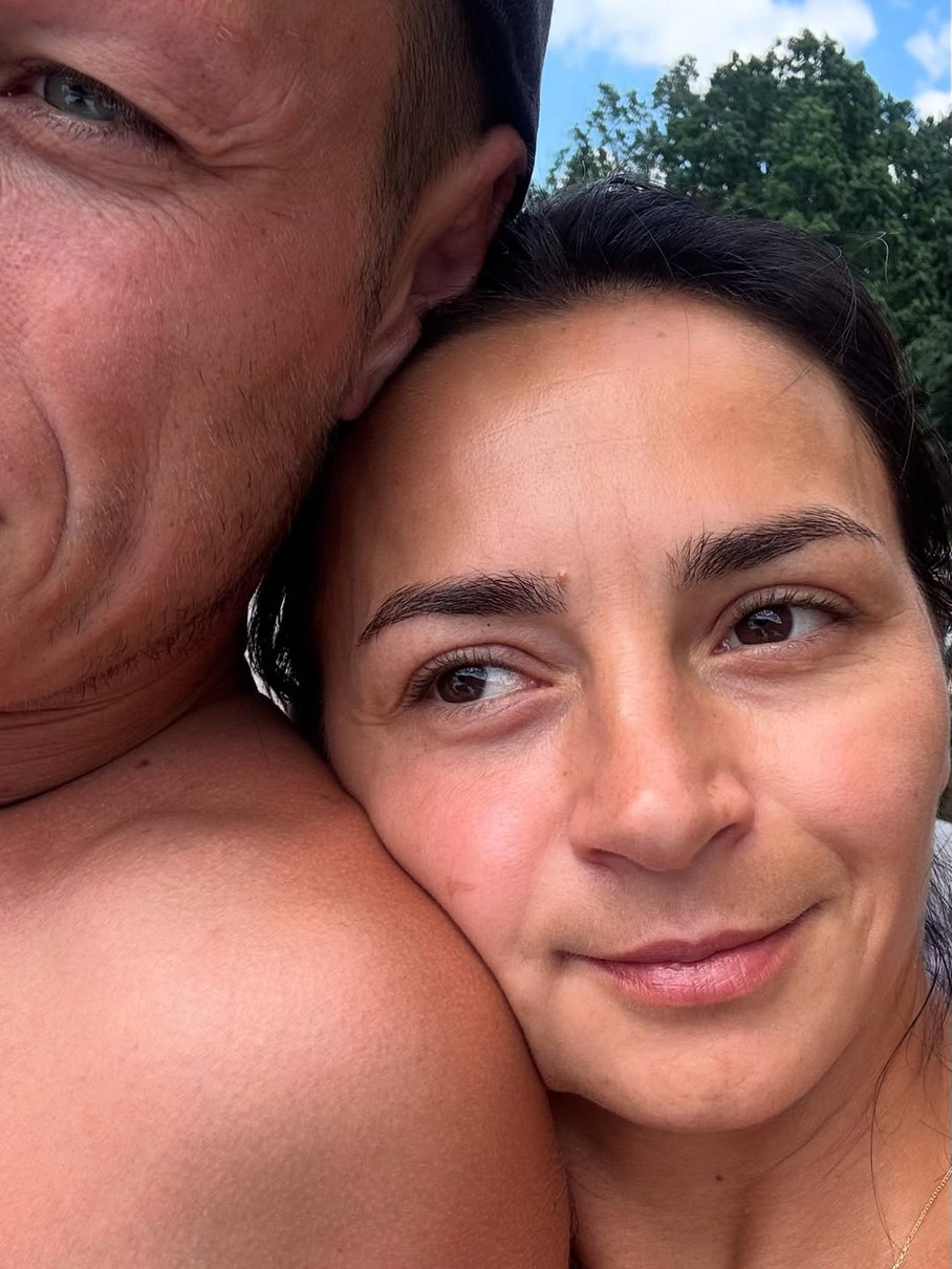 Ілона Гвоздьова наробила милих фото з чоловіком біля озера