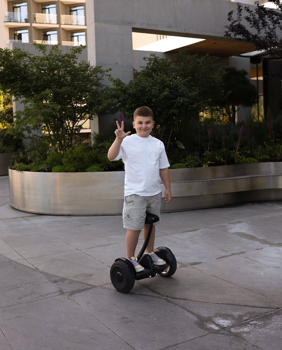 Саша Бо помилувалася сином на гіроскутері на його 7-річчі