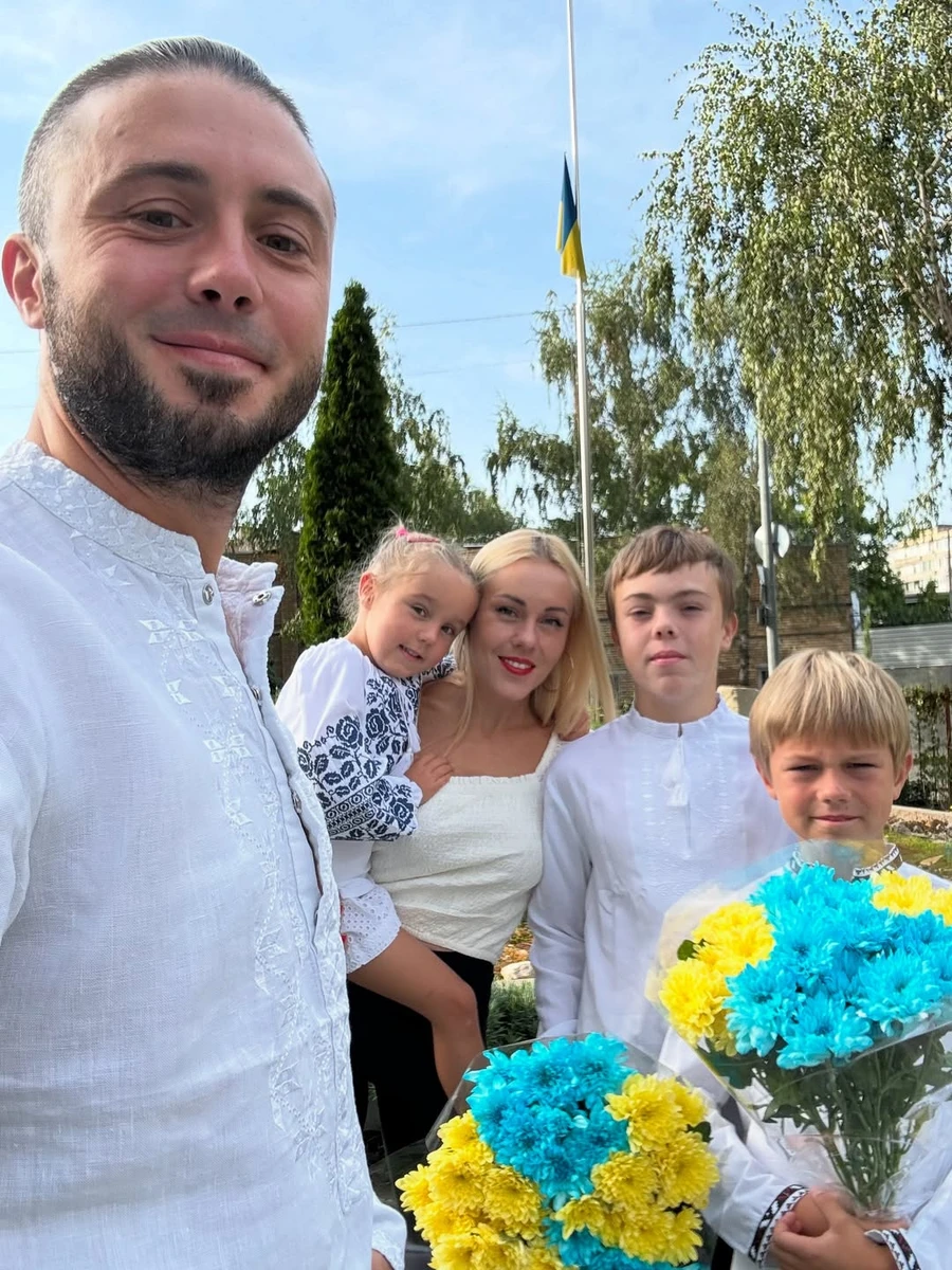 Тарас і Олена Тополя у вишиванках відправили дітей до школи