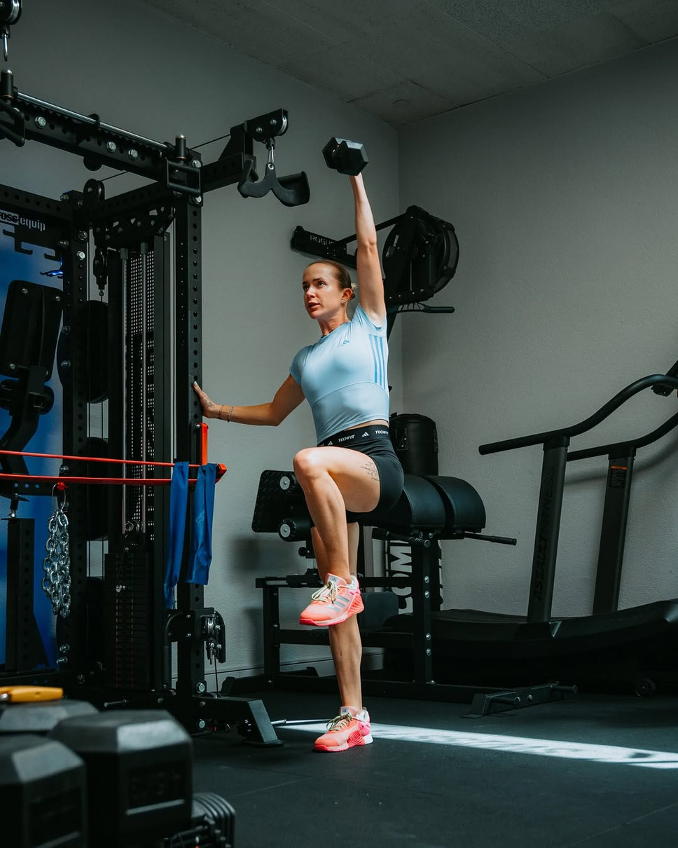 Еліна Світоліна у шортах показала, як зміцнює м'язи кору та плечей