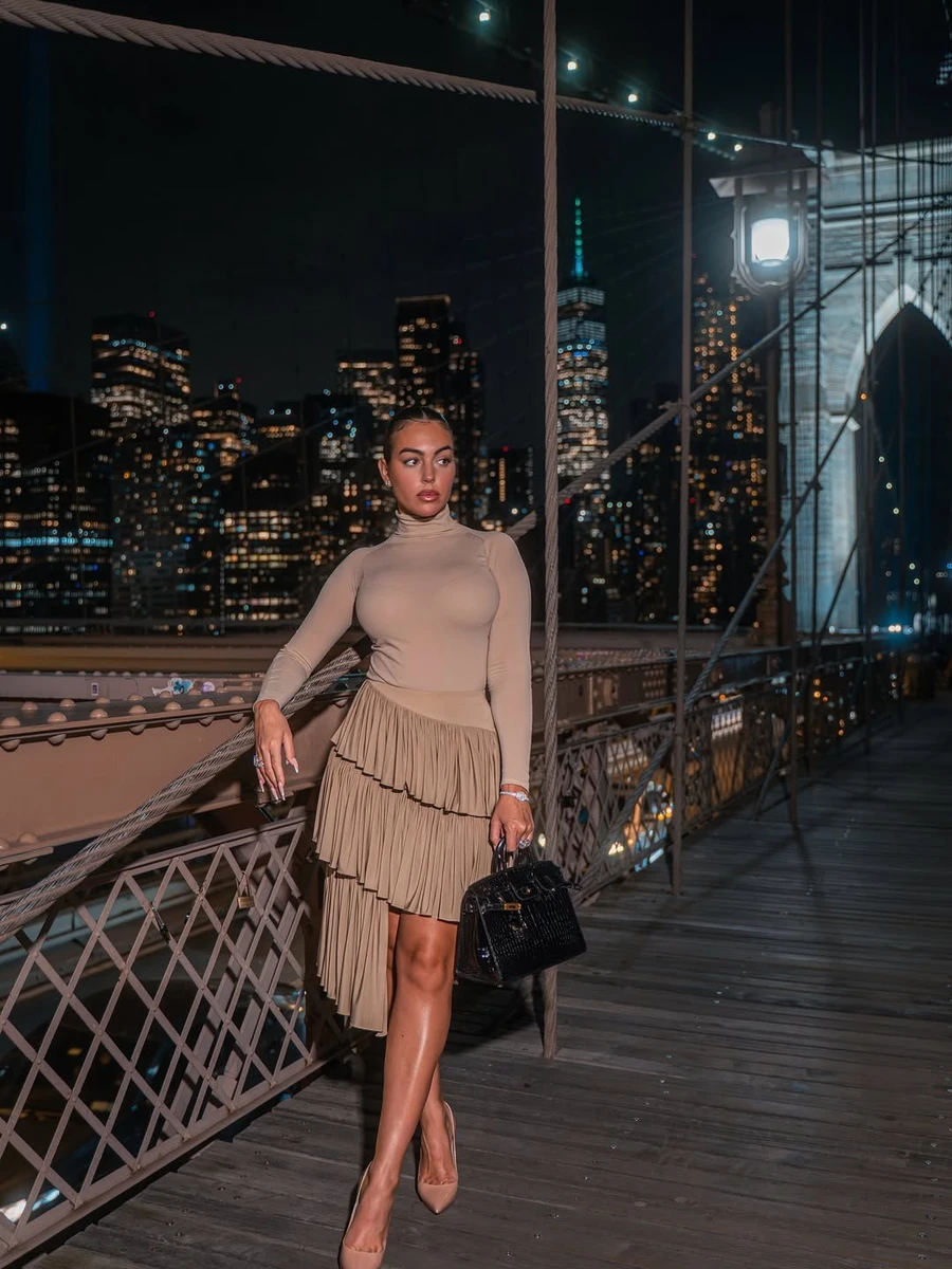 Наречена Роналду в обтислому аутфіті похвалилася бюстом на вулицях Нью-Йорку