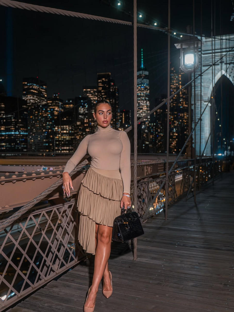 Наречена Роналду в обтислому аутфіті похвалилася бюстом на вулицях Нью-Йорку