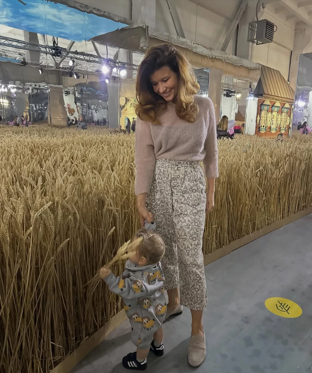 Ірина Монатік з молодшим сином на виставці