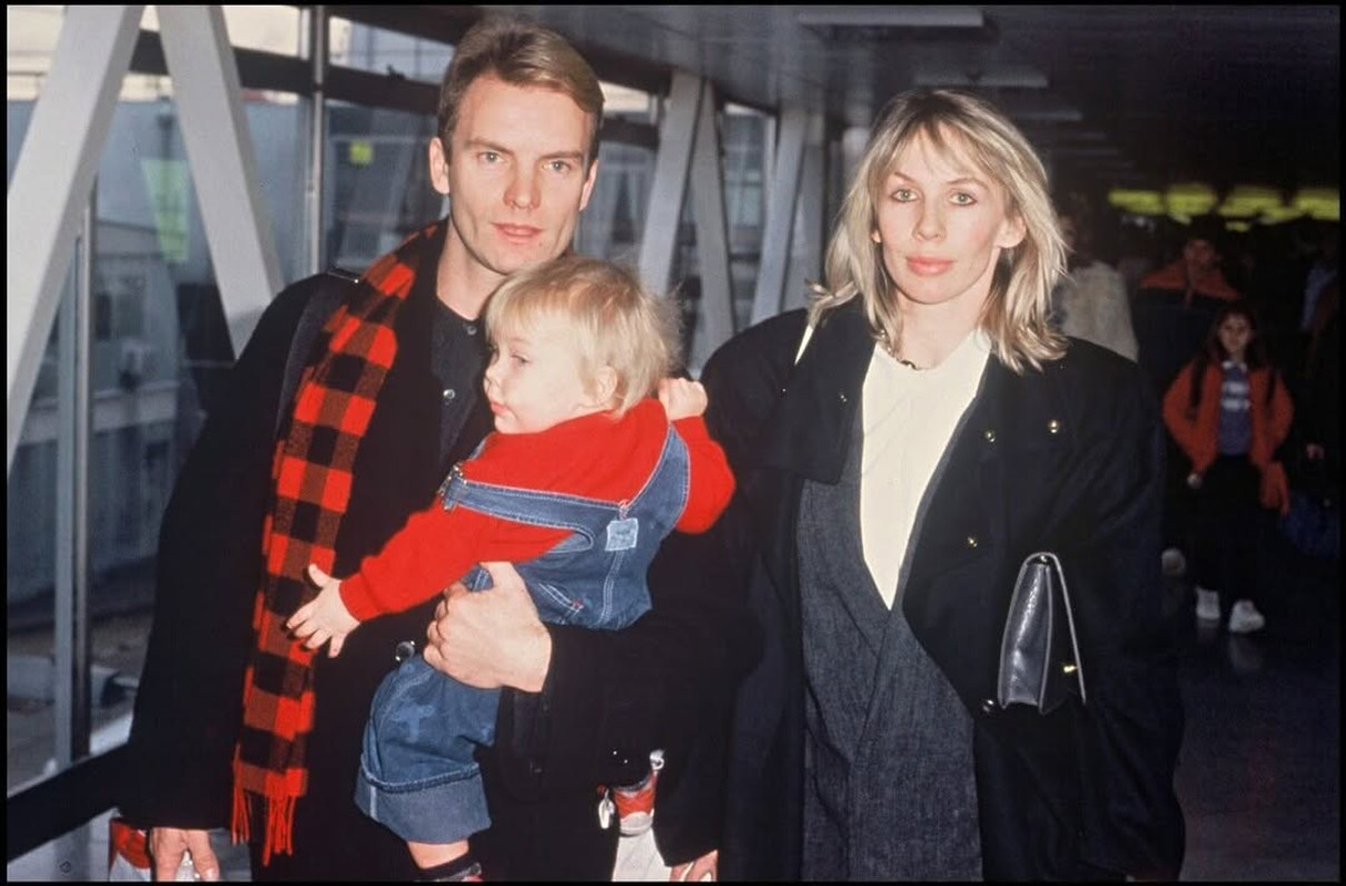 Стінг із дружиною і дочкою в аеропорті