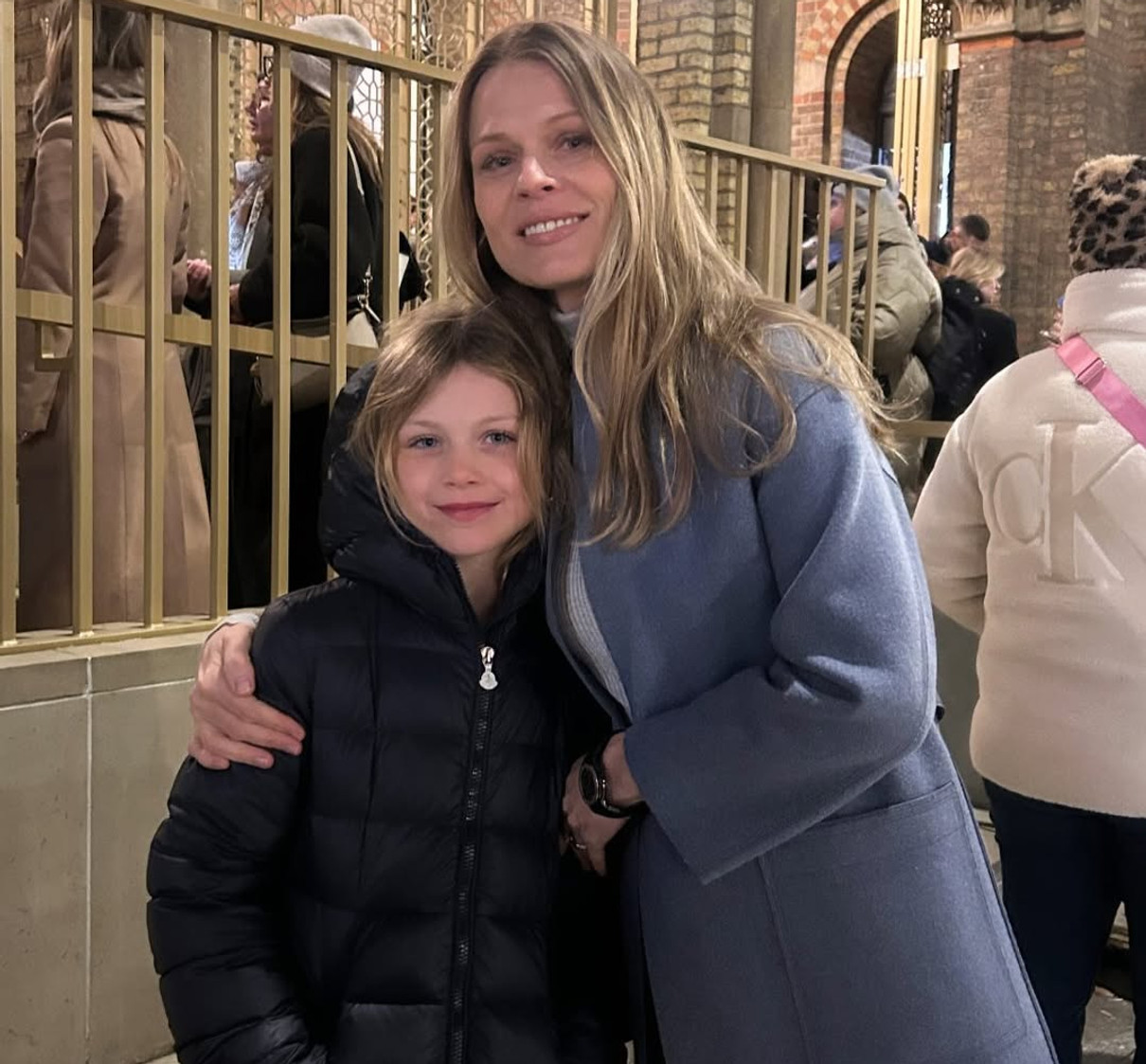 Оля Фреймут показала милі обійми з дочкою на концерті в Лондоні