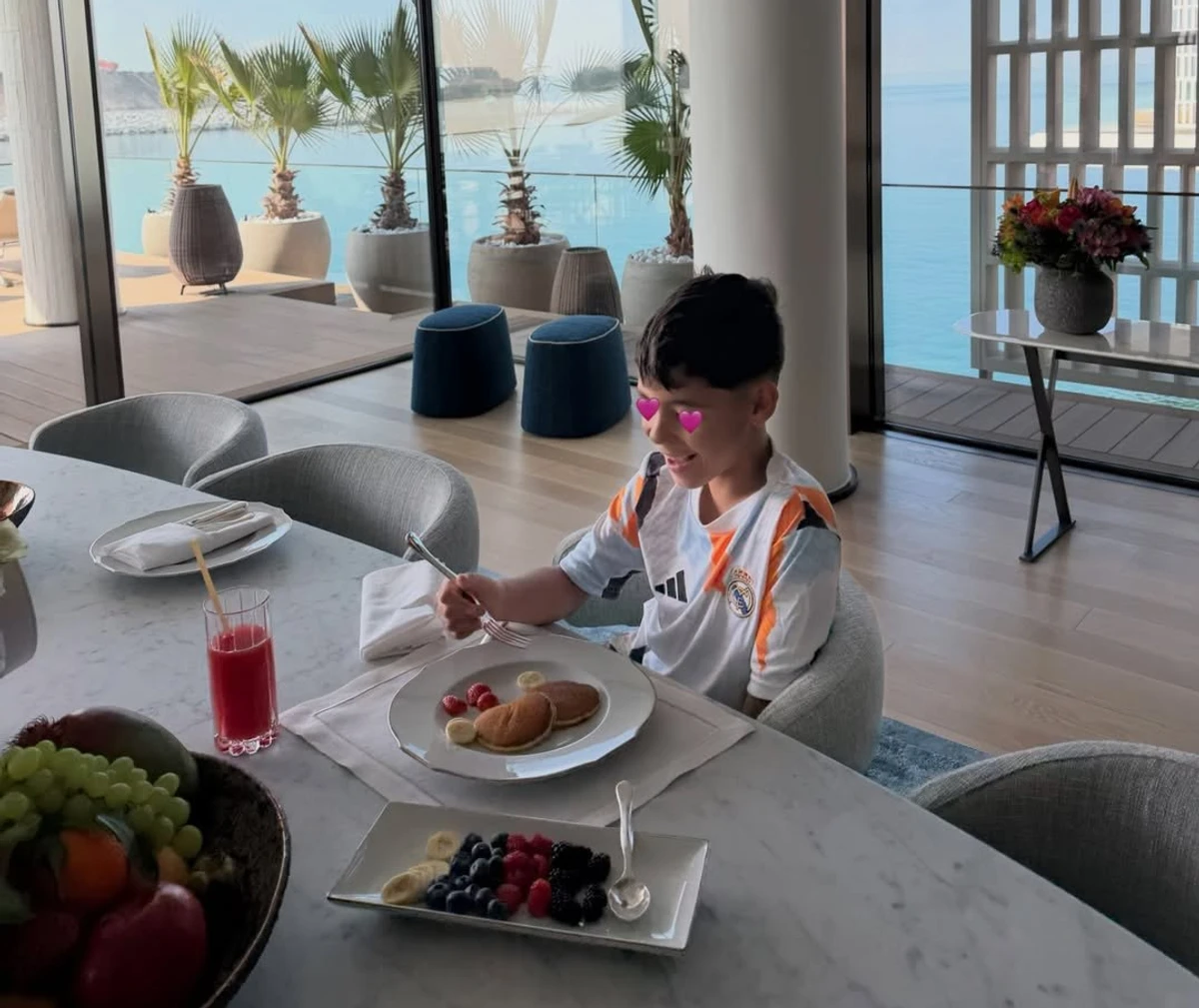 Наречена Кріштіану Роналду показала їхнього сина на відпочинку