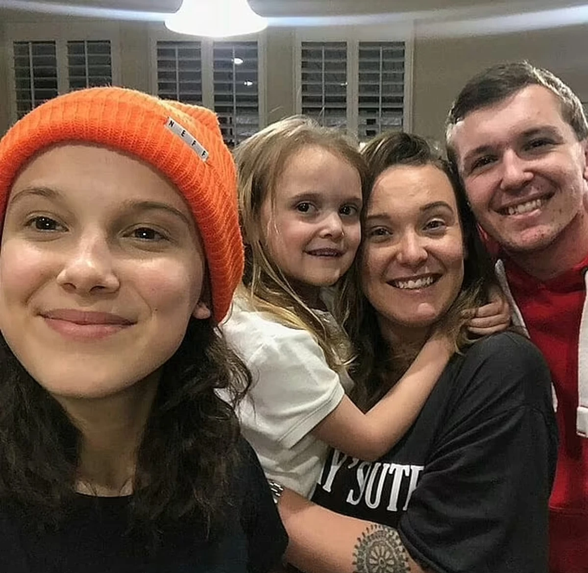 Міллі Боббі Браун із сестрами та братом