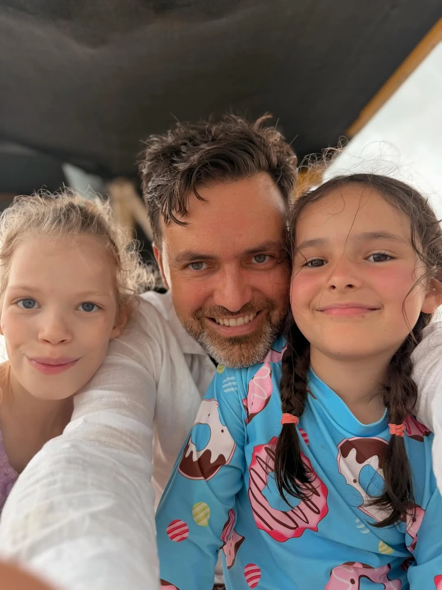 Тімур Мірошниченко з обома доньками