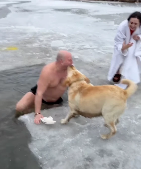 Юрій Ткач на Водохреща здивував зануренням у крижану воду