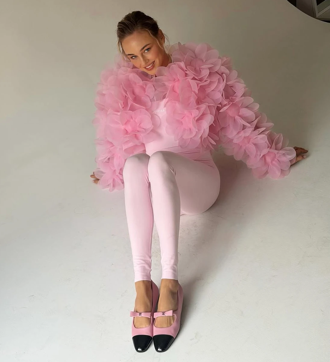 Дар'я Білодід посвітила струнким тілом у лосинах та рожевому жакеті