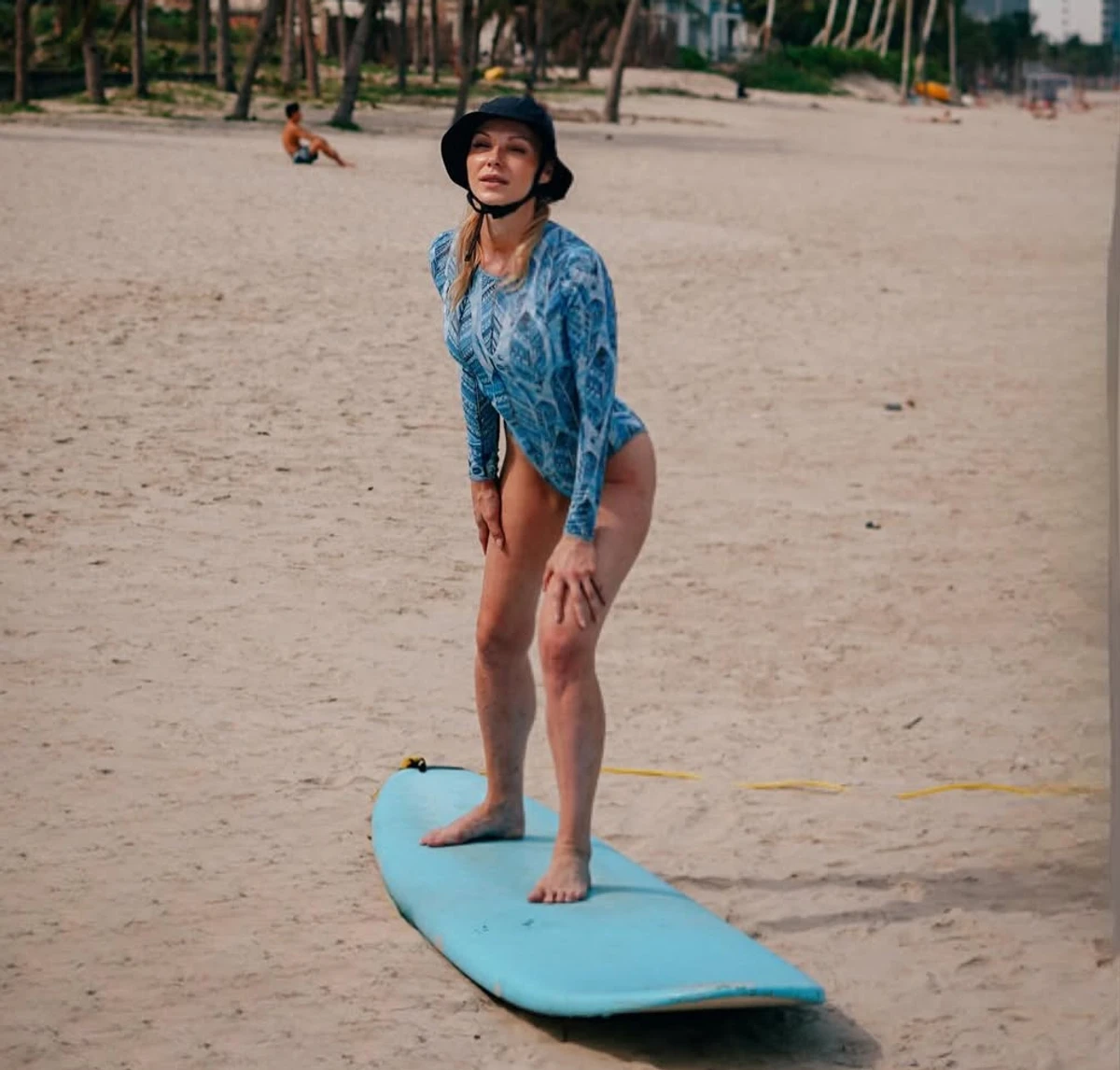 Даша Трегубова у боді похвалилася ногами на пляжі