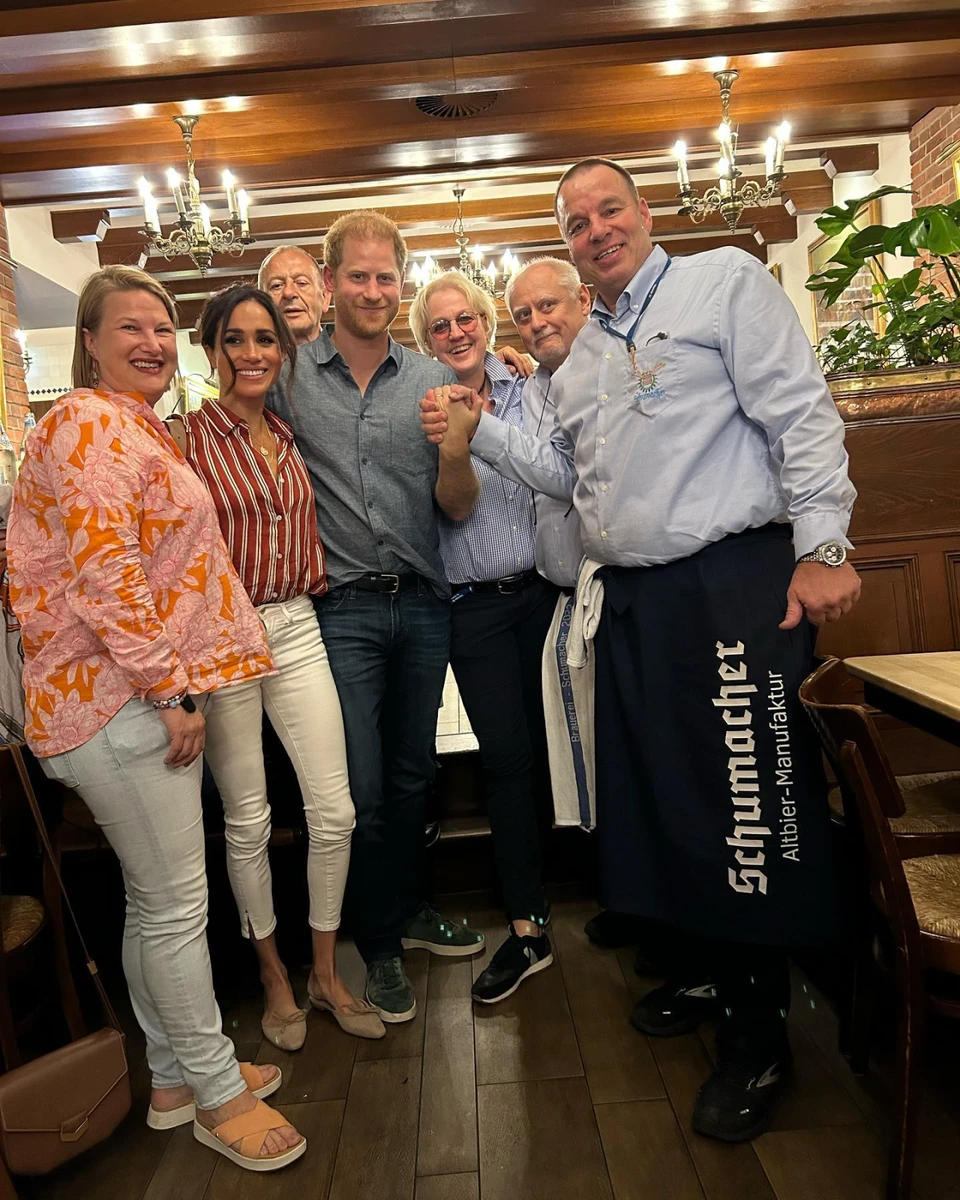 Цього разу Меган була в білих скінні, в яких вже показувалася на публіці, смугастій сорочці бренду DÔEN вартістю 271 долар та замшевих мюлі Manolo Blahnik за 745 доларів 