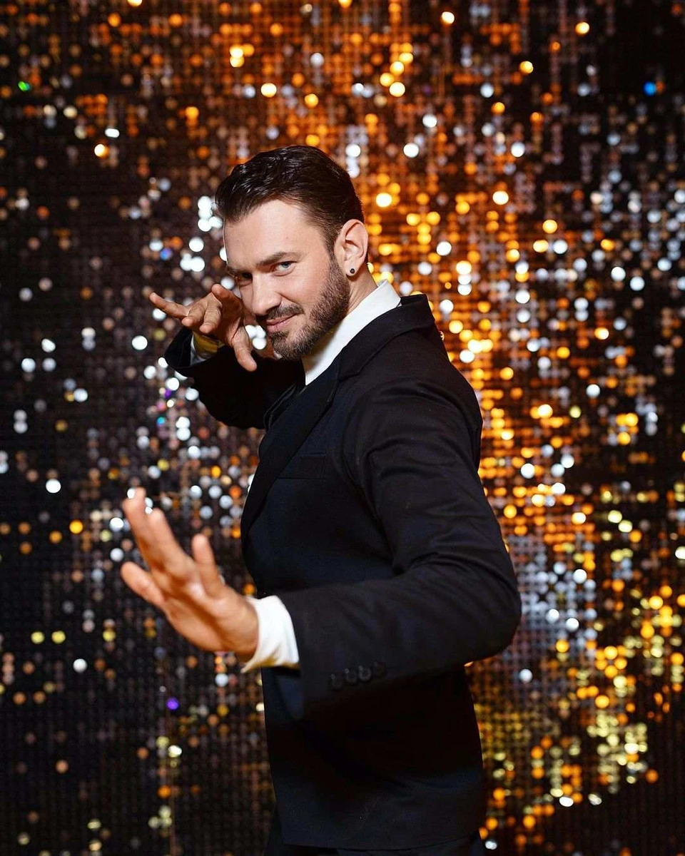 Це фото Дмитро постив у свій день народження восени 2021-го. Хто би тоді міг сказати, що вже через кілька місяців паркет хореографу доведеться змінити на поле бою...