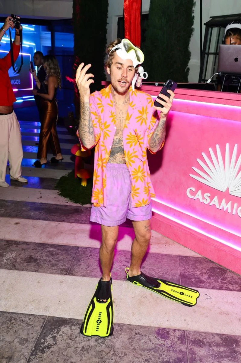 Бібер прийшов на вечірку у костюмі людини, що відпочиває 