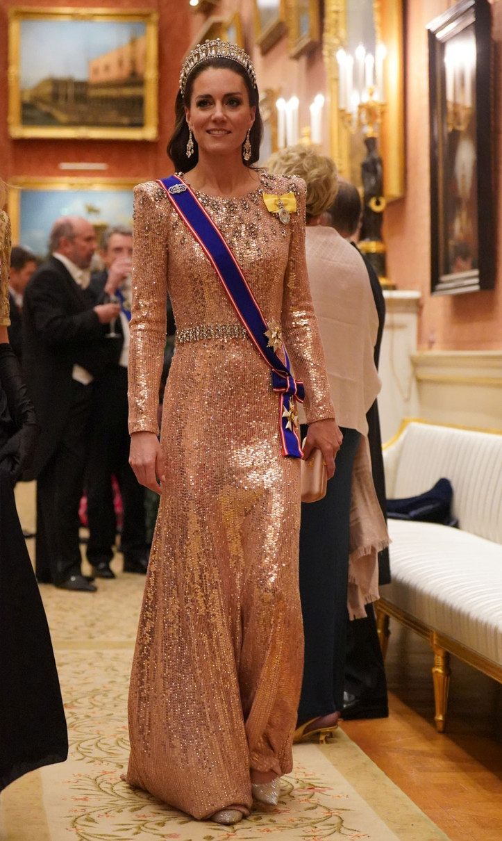 Кейт Міддлтон у тіарі принцеси Діани та у паєтковій пудровій сукні була, мабуть, найблискучіша на прийомі 