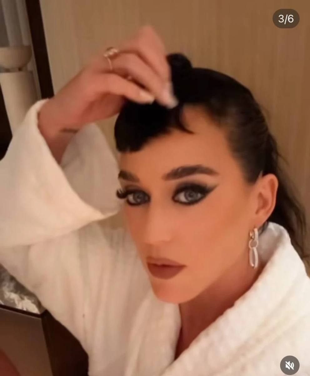 Кеті Перрі на камеру зняла накладний чубчик