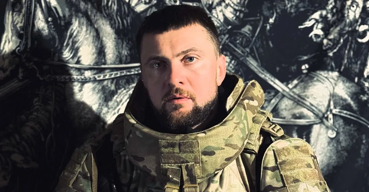 Репер Ярмак позує для фото у військовій формі