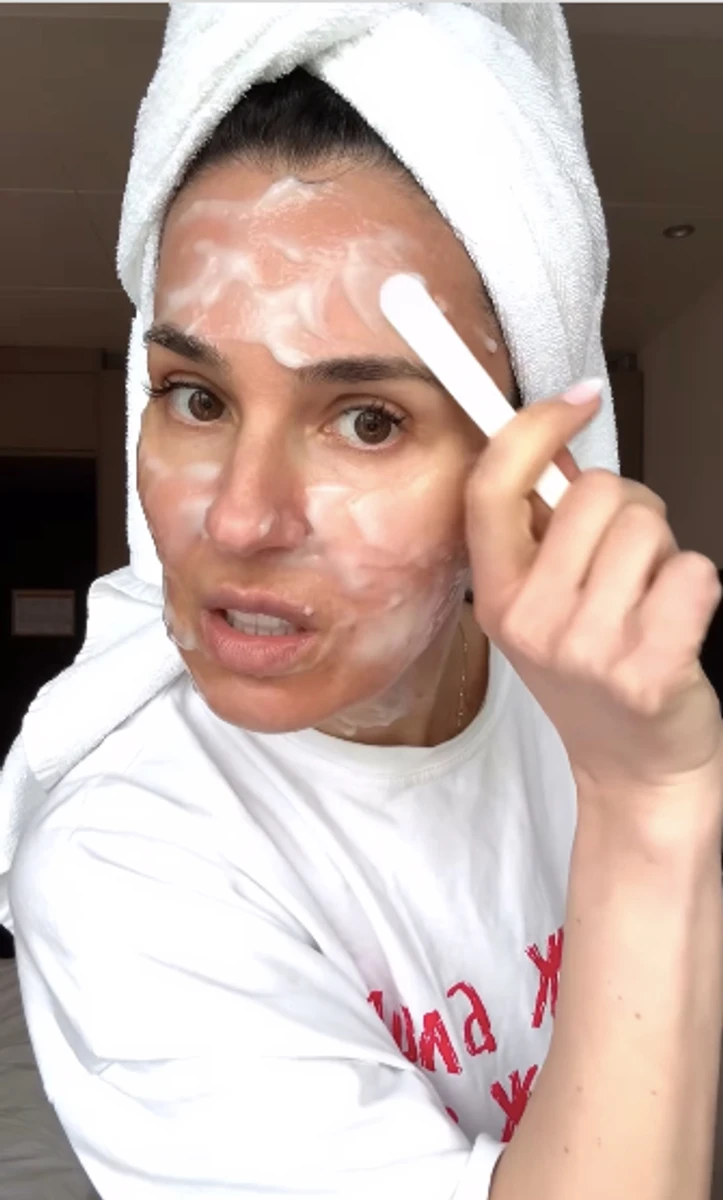 Маша Єфросиніна нанесла доглядовий засіб на шкіру